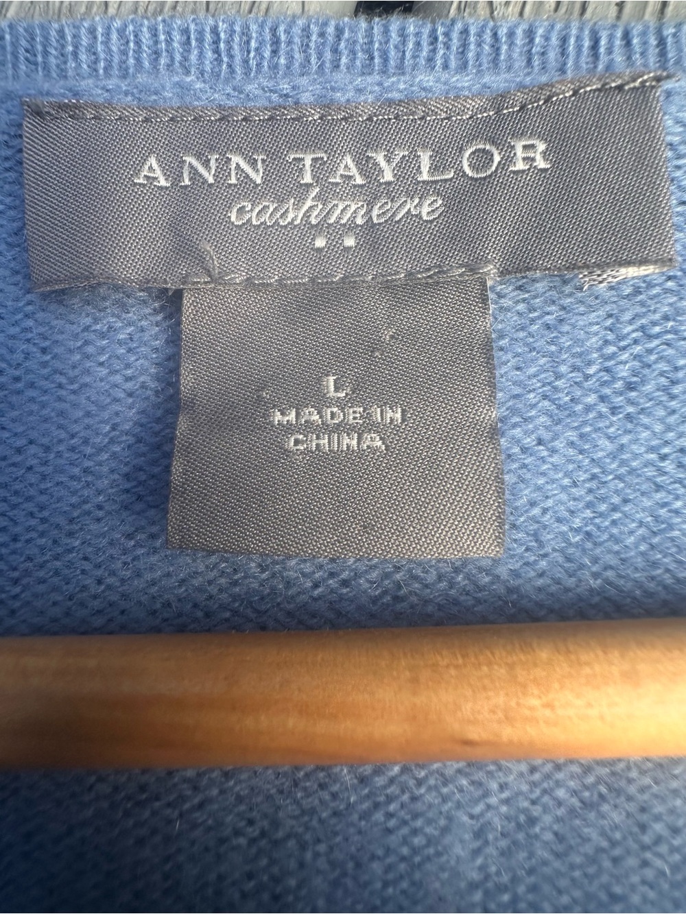 Ann Taylor Cashmere V-Neck Sweater Women’s Size L Blue Long Sleeve Pullover - Picture 3 of 6